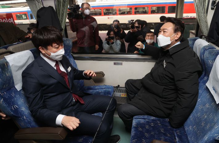 국민의힘 윤석열 대선 후보가 12일 오전 전주역에서 이준석 대표와 '열정열차'에 탑승해 있다. 윤 후보는 자신의 정책 공약을 홍보하는 '열정열차'를 타고 1박 2일 일정으로 호남지역을 순회한다. 연합뉴스