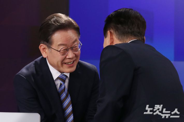 더불어민주당 이재명 대선 후보와 국민의힘 윤석열 대선 후보가 11일 오후 서울 중구 매경미디어센터에서 열린 한국기자협회 주최·방송 6개사 공동 주관 '2022 대선후보 초청 토론'에서 인사를 나누고 있다. 국회사진취재단