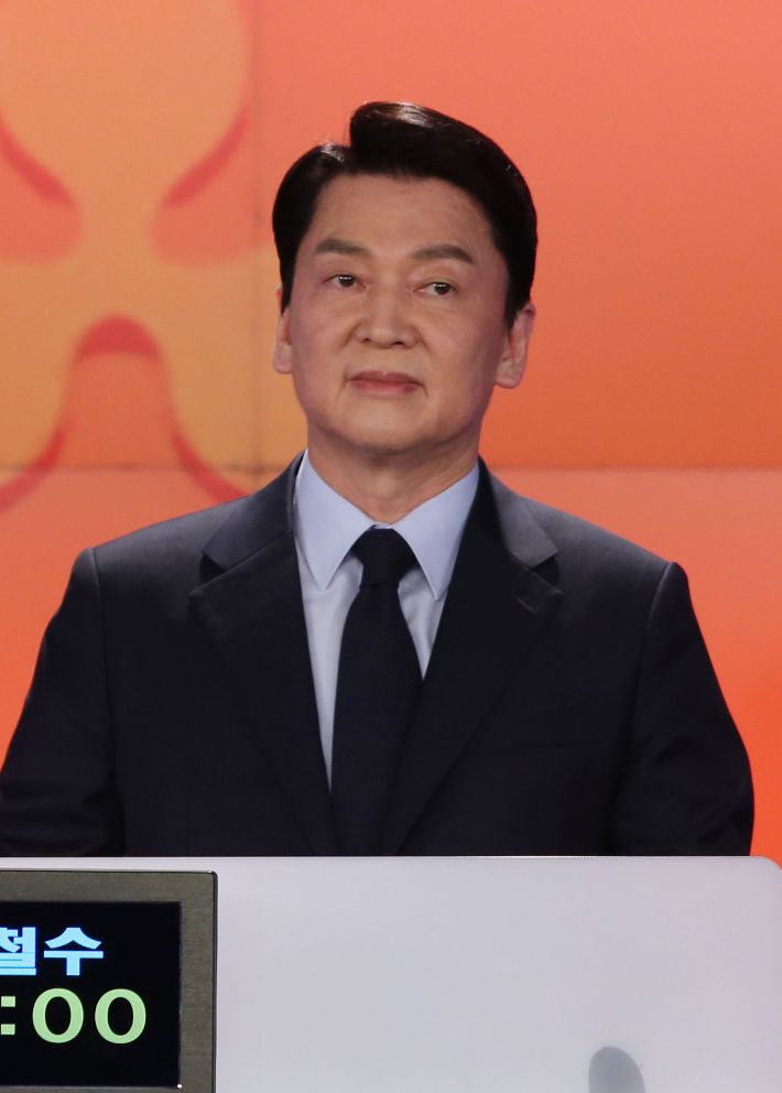 국민의당 안철수 대선 후보가 11일 오후 서울 중구 매경미디어센터에서 열린 한국기자협회 주최·방송 6개사 공동 주관 '2022 대선후보 초청 토론'에서 방송 준비를 하고 있다. 국회사진취재단