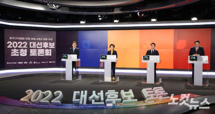 11일 오후 서울 중구 매경미디어센터에서 열린 한국기자협회 주최·방송 6개사 공동 주관 '2022 대선후보 초청 토론'에서 후보들이 방송 준비를 하고 있다. 왼쪽부터 더불어민주당 이재명 후보, 정의당 심상정 후보, 국민의당 안철수 후보, 국민의힘 윤석열 후보. 국회사진취재단