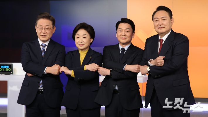 11일 오후 서울 중구 매경미디어센터에서 열린 한국기자협회 주최·방송 6개사 공동 주관 '2022 대선후보 초청 토론'에서 후보들이 기념촬영을 하고 있다. 왼쪽부터 더불어민주당 이재명 후보, 정의당 심상정 후보, 국민의당 안철수 후보, 국민의힘 윤석열 후보. 국회사진취재단