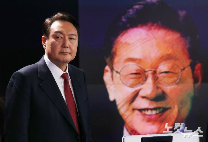 국민의힘 윤석열 대선 후보가 11일 오후 서울 중구 매경미디어센터에서 열린 한국기자협회 주최·방송 6개사 공동 주관 '2022 대선후보 초청 토론'에서 방송 준비를 하고 있다. 국회사진취재단