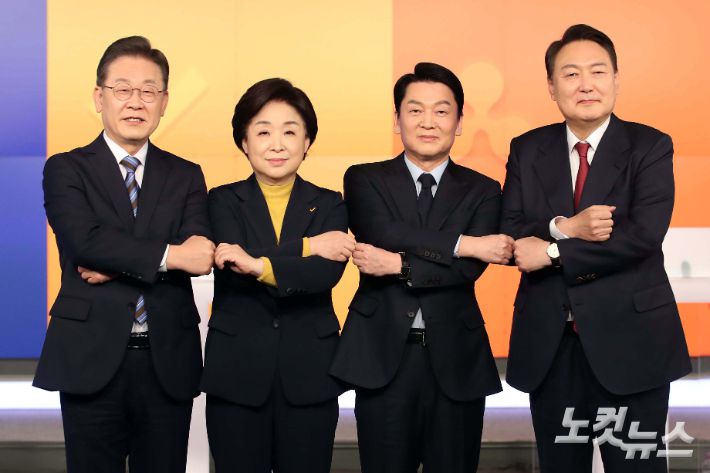 더불어민주당 이재명, 정의당 심상정, 국민의당 안철수, 국민의힘 윤석열 대통령선거 후보(왼쪽부터)가 11일 오후 서울 중구 매경미디어센터에서 열린 한국기자협회 주최 방송 6개사 공동 주관 2022 대선후보 초청 토론회 시작에 앞서 기념촬영을 하고 있다. 국회사진취재단