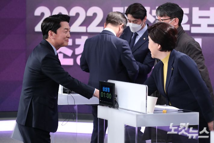 국민의당 안철수(왼쪽부터), 정의당 심상정 대통령선거 후보가 11일 오후 서울 중구 필동 매경미디어센터에서 열린 한국기자협회 주최방송 6개사 공동 주관 2022 대선후보 초청 토론회 시작에 앞서 인사를 나누고 있다. 국회사진취재단