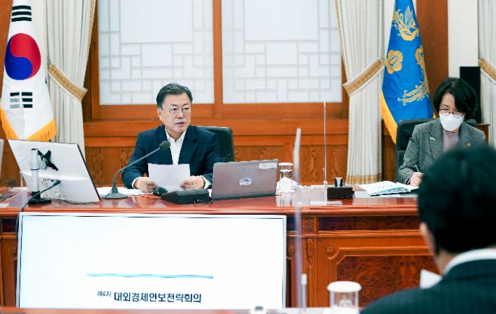 문재인 대통령이 14일 오후 청와대에서 대외경제안보전략회의를 주재하고 있다. 연합뉴스