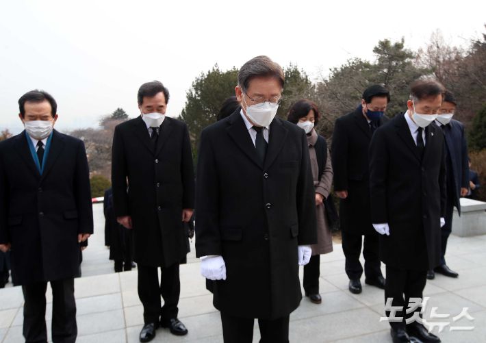 더불어민주당 이재명 대선후보가 14일 오전 서울 동작구 국립서울현충원 박정희 전 대통령 묘역을 찾아 참배하고 있다. 윤창원 기자