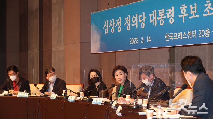 심상정 정의당 대선 후보가 14일 오전 서울 중구 프레스센터에서 열린 관훈토론회에 참석해 질문에 답변을 하고 있다. 국회사진취재단