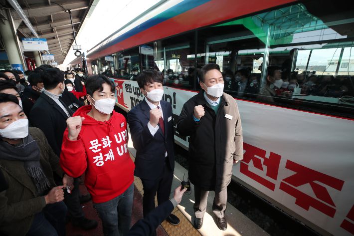 국민의힘 윤석열 대선 후보와 이준석 대표가 12일 오전 전주역에서 '열정열차'에 탑승 전 기념촬영을 하고 있다. 연합뉴스