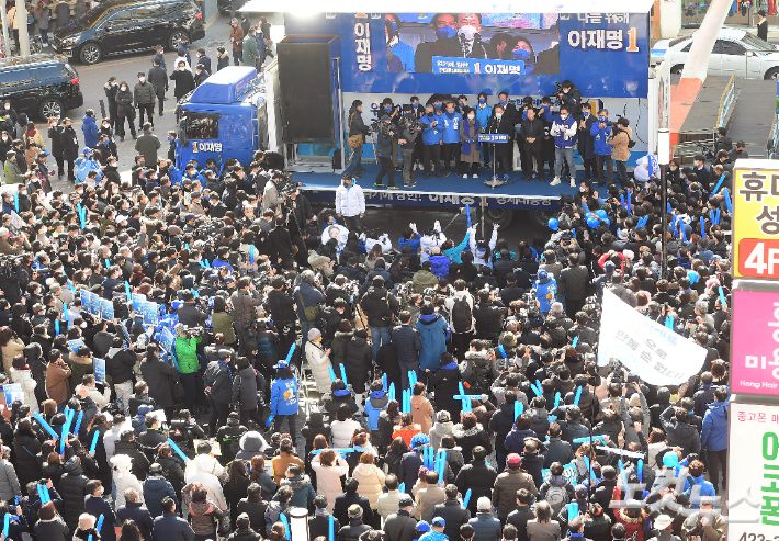 이재명 더불어민주당 대선후보가 제20대 대선 공식선거운동이 시작된 지난 15일 오후 대구 동성로에서 지지를 호소하는 모습. 황진환 기자