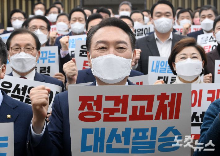 국민의힘 윤석열 대선 후보가 공식 선거운동 하루 전날인 14일 국회에서 열린 의원총회에서 구호를 외치고 있다. 윤창원 기자