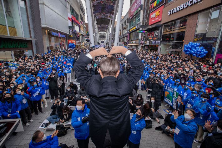 이재명 더불어민주당 대선후보가 제20대 대통령 선거 공식 선거운동 첫날인 지난 15일 대전시 으능정이 거리에서 연설을 마친 뒤 지지자들에게 하트 인사를 하는 모습. 연합뉴스