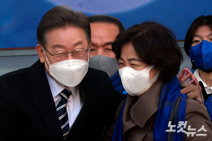 더불어민주당 이재명 대선후보와 추미애 명예선대위원장이 제20대 대선 공식선거운동이 시작된 15일 오후 대구 동성로에서 지지를 호소하고 있다. 대구=황진환 기자