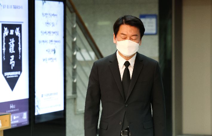 국민의당 안철수 대선 후보가 15일 오후 유세용 버스에서 발생한 사망사고 관련 사망자가 안치된 천안 단국대학교병원 장례식장에서 침통한 표정으로 나오고 있다. 연합뉴스