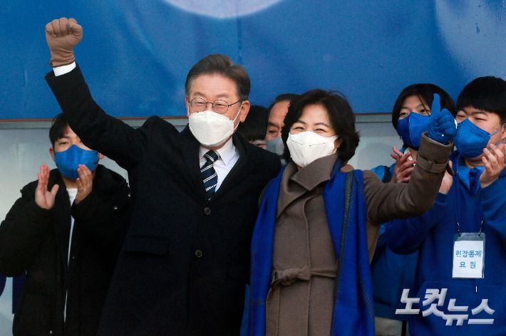 이재명 더불어민주당 대선후보와 추미애 명예선대위원장이 제20대 대선 공식선거운동이 시작된 지난 15일 오후 대구 동성로에서 지지를 호소하는 모습. 황진환 기자