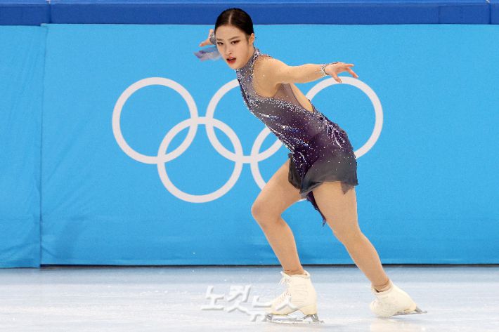 유영이 15일 중국 베이징 캐피털 인도어 스타디움에서 열린 2022 베이징동계올림픽 피겨스케이팅 여자 싱글 쇼트 프로그램 경기에서 연기를 펼치고 있다. 박종민 기자