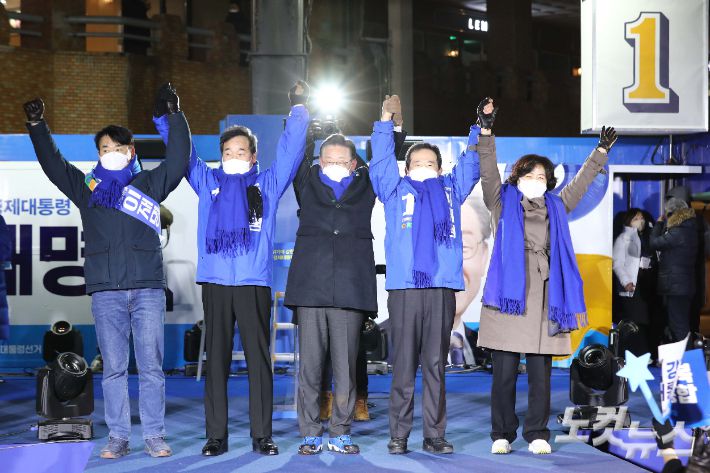 이재명 더불어민주당 대선 후보가 지난 15일 오후 서울 서초구 고속터미널역 앞에서 열린 첫 집중 유세에서 이낙연 총괄선대위원장, 정세균 상임고문 등과 함께 시민들에게 두 팔을 들어 인사하는 모습. 윤창원 기자