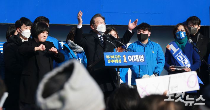 이재명 더불어민주당 대선후보가 제20대 대선 공식선거운동이 시작된 지난 15일 오전 부산 진구 부전역 앞 유세차량에 올라 지지를 호소하는 모습. 황진환 기자