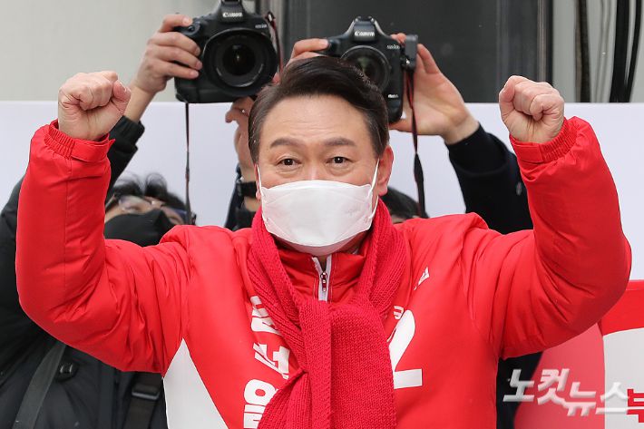 윤석열 국민의힘 대선후보가 15일 오전 서울 청계광장에서 열린 '국민이 키운 윤석열' 출정식에서 지지자들의 환호에 화답을 하고 있다. 윤창원 기자