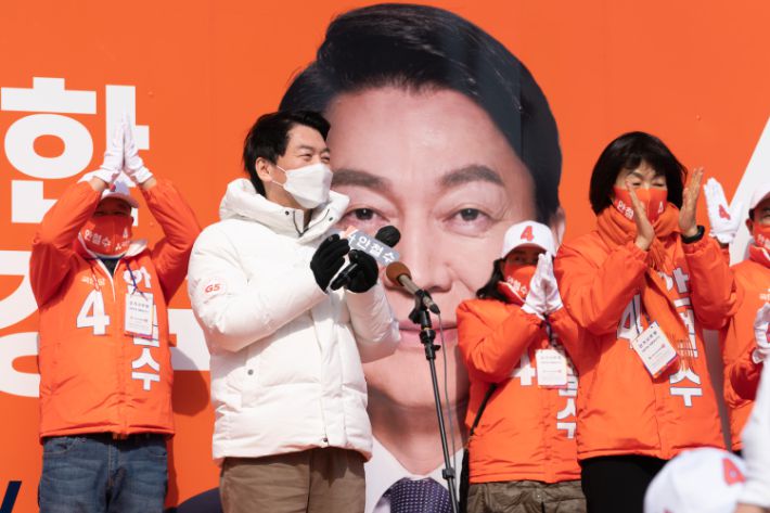 안철수 국민의당 대선후보가 15일 경북 김천시 김천역 광장에서 열린 유세에서 지지를 호소하는 모습. 연합뉴스