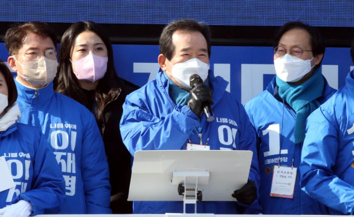 더불어민주당 정세균 상임고문이 15일 전주시 완산구 전동 풍남문광장에서 열린 전북 선대위 출정식에서 이재명 후보 지지 발언을 하고 있다. 연합뉴스