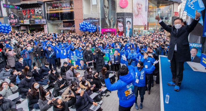 더불어민주당 이재명 대선후보가 제20대 대통령 선거 공식 선거운동 첫날인 15일 대전시 으능정이 거리에서 연설을 마친 뒤 손을 들어 지지자들에게 인사하고 있다. 연합뉴스