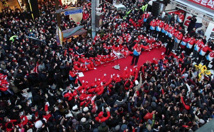 국민의힘 윤석열 대선 후보가 15일 오후 부산 서면 젊음의거리에서 열린 '청년이 함께하는 공정과 상식의 시대!' 거점 유세에서 지지자들의 환호에 답하고 있다. 연합뉴스