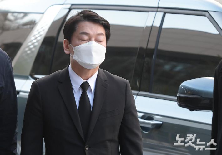 국민의당 안철수 대선 후보가 16일 유세버스 사고로 숨진 국민의당 충남 논산·계룡·금산 지역 선거대책위원장 손 아무개씨의 빈소를 조문하고 조문객을 맞이하기 위해 충남 천안 단국대학교병원 장례식장으로 들어서고 있다. 이한형 기자