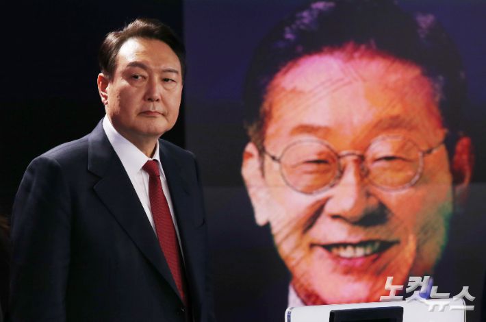 국민의힘 윤석열 대선 후보가 11일 오후 서울 중구 매경미디어센터에서 열린 한국기자협회 주최·방송 6개사 공동 주관 '2022 대선후보 초청 토론'에서 방송 준비를 하고 있다. 국회사진취재단