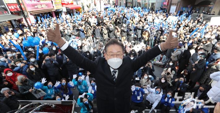 더불어민주당 이재명 대선후보가 제20대 대선 공식선거운동이 시작된 15일 오후 대구 동성로에서 지지를 호소하고 있다. 대구=황진환 기자