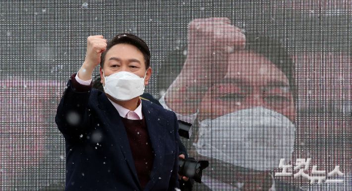 윤석열 국민의힘 대선후보가 시민들에게 손을 들어 인사하고 있다. 이한형 기자