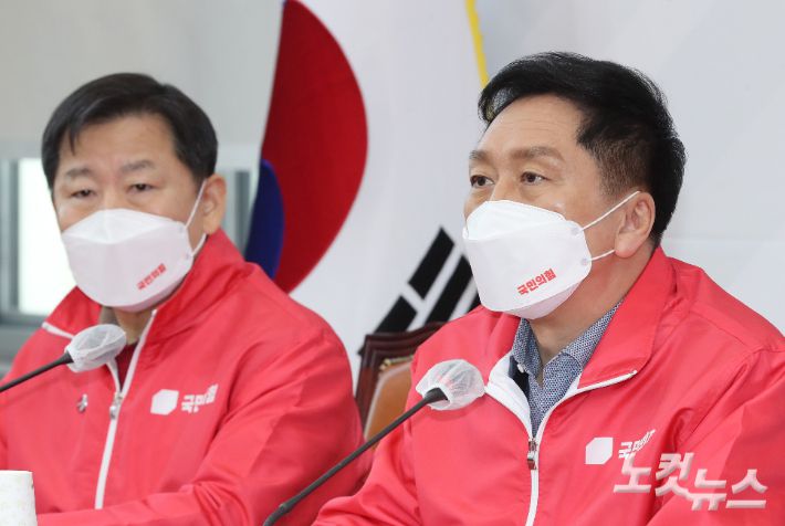 국민의힘 김기현 원내대표가 17일 오전 서울 여의도 국회에서 열린 선거대책본부-원내지도부 연석회의에서 발언하고 있다. 윤창원 기자