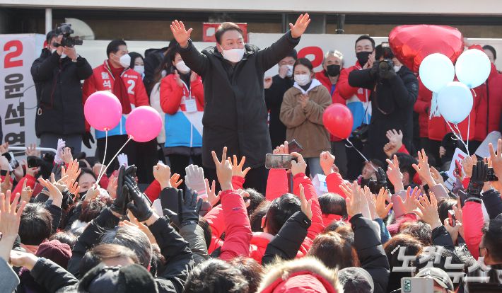 국민의힘 윤석열 대선 후보가 17일 오후 경기도 성남시 야탑역 광장에서 열린 '부패 없는 성남! 공정한 대한민국!' 거리유세에서 지지를 호소하고 있다. 이한형 기자