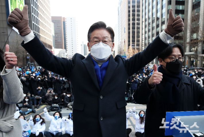 더불어민주당 이재명 대선 후보가 17일 오후 서울 중구 청계광장에서 열린 '다시 광화문에서' 거리유세에서 시민과 지지자들에게 인사하고 있다. 황진환 기자