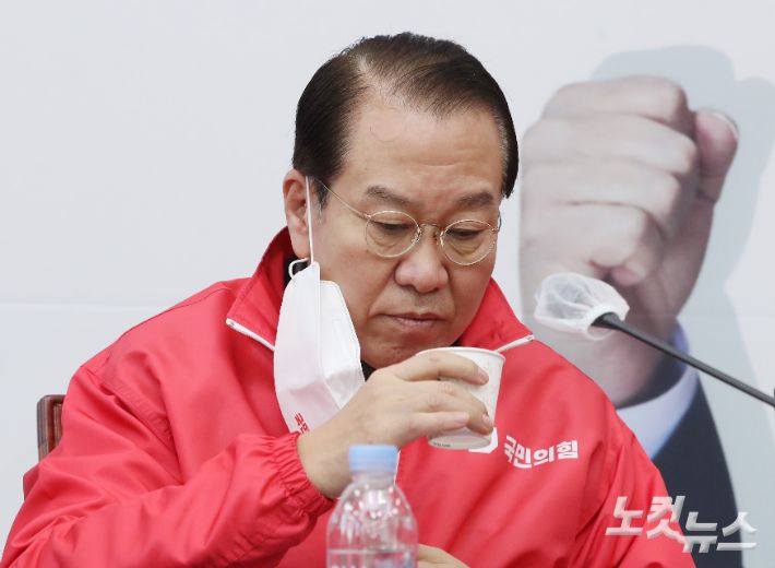 국민의힘 권영세 선거대책본부장이 17일 오전 서울 여의도 국회에서 열린 선거대책본부-원내지도부 연석회의에서 목을 축이고 있다. 윤창원 기자