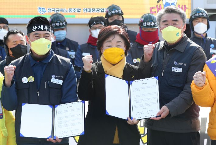 심상정 정의당 대선 후보가 17일 울산시 동구 현대중공업 정문 앞에서 조선업종노조연대와 정책 협약을 맺고 기념 촬영하고 있다. 연합뉴스