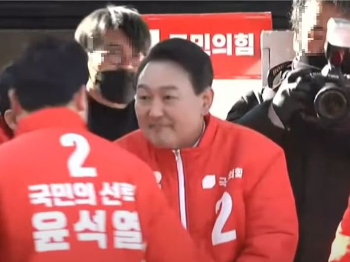 국민의힘 윤석열 대선 후보자가 지난 15일 대구 유세 현장에서 연설 이후 단상에서 다른 정치인과 악수하는 모습. 유튜브채널 '윤석열' 영상 캡처