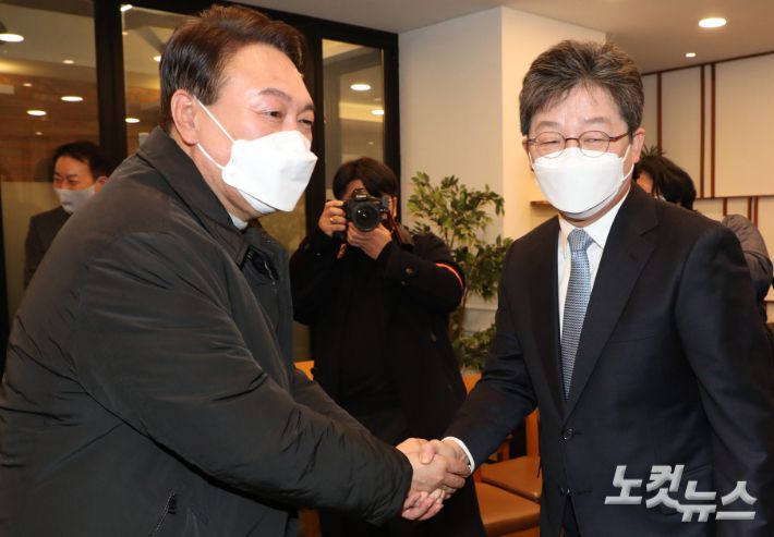 국민의힘 윤석열 대선후보와 유승민 전 의원이 지난 17일 서울 여의도의 한 카페에서 회동을 갖고 있다. 황진환 기자