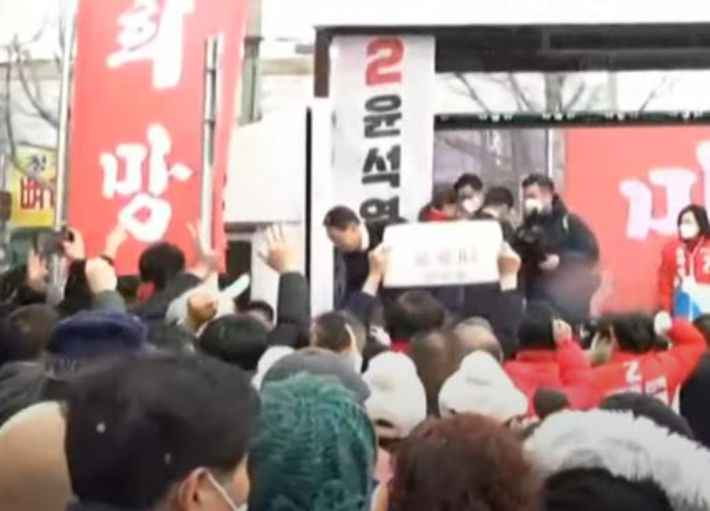 국민의힘 윤석열 대선 후보가 지난 16일 전남 광주 유세 현장에서 연설 이후 지지자들과 악수하는 모습. 이때 마스크를 착용하지 않았다. 유튜브채널 '윤석열' 영상 캡처