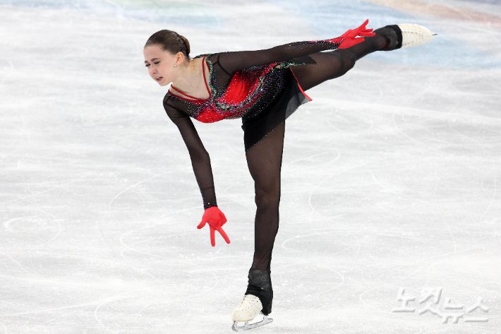 러시아올림픽위원회(ROC) 카밀라 발리예바가 17일 중국 베이징 캐피털 인도어 스타디움에서 열린 2022 베이징동계올림픽 피겨스케이팅 여자 싱글 프리스케이팅 경기에서 연기를 펼치고 있다. 베이징(중국)=박종민 기자