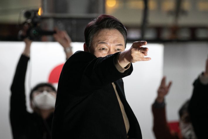 국민의힘 윤석열 대선 후보가 18일 저녁 대구 중구 동성로에서 유세하고 있다. 연합뉴스