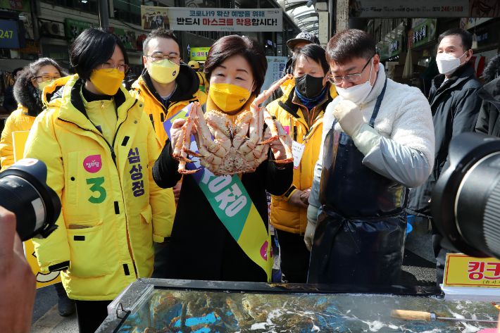 18일 경북 포항 죽도시장에서 정의당 심상정 대선 후보가 킹크랩을 들어 보이고 있다. 연합뉴스