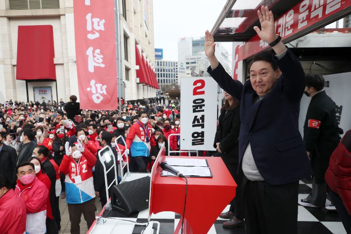 국민의힘 윤석열 대선 후보가 19일 오전 울산 롯데백화점 울산점 앞에서 열린 유세에서 지지자들에게 인사하고 있다. 연합뉴스