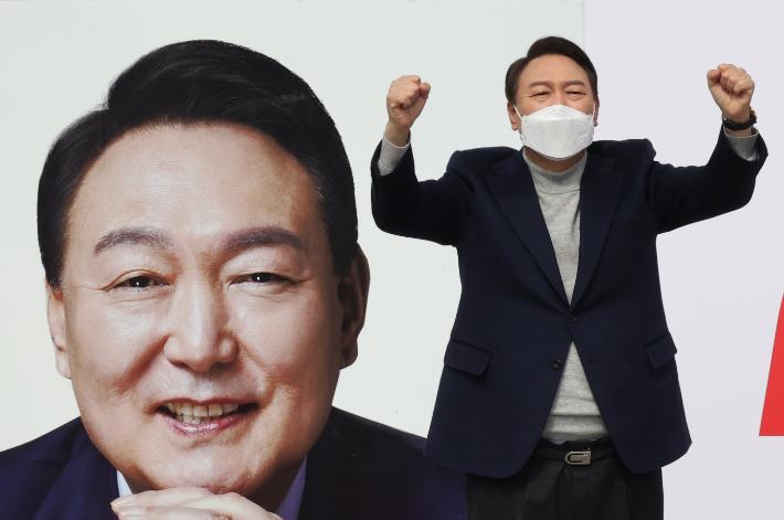 국민의힘 윤석열 대선 후보가 19일 오후 경남 김해시 김수로왕릉 앞 광장에서 유세한 뒤 지지자들에게 인사하고 있다. 공동취재