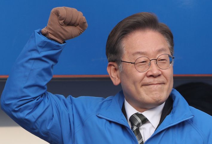 더불어민주당 이재명 대선후보가 19일 경기도 화성시 동탄센트럴파크에서 열린 '경기도가 키운 이재명, 대한민국에서 더 크게 씁시다!'화성 집중 유세에서 마스크를 벗고 지지를 호소하고 있다. 공동취재