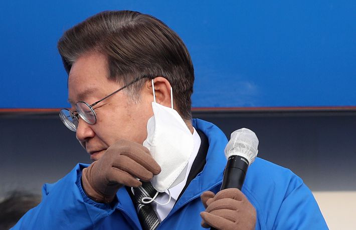 더불어민주당 이재명 대선후보가 19일 경기도 화성시 동탄센트럴파크에서 열린 '경기도가 키운 이재명, 대한민국에서 더 크게 씁시다!'화성 집중 유세에서 마스크를 벗고 있다. 이 후보는 처음에 마스크를 쓰고 연설을 했으나 중간에 마스크를 벗고 수화통역자와도 2미터 거리를 두고 연설을 계속했다. 공동취재