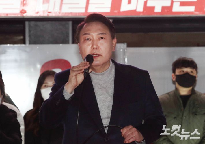 국민의힘 윤석열 대선 후보가 19일 오후 경남 창원시 상남분수 광장에서 열린 유세에서 연설하고 있다. 공동취재단