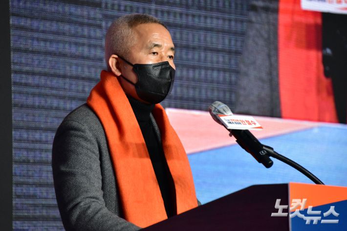 지난달 26일 서울 마포구 서울가든호텔에서 열린 국민의당 대선필승 전국결의대회에서 최진석 상임선대위원장이 발언을 하고 있다. 윤창원 기자