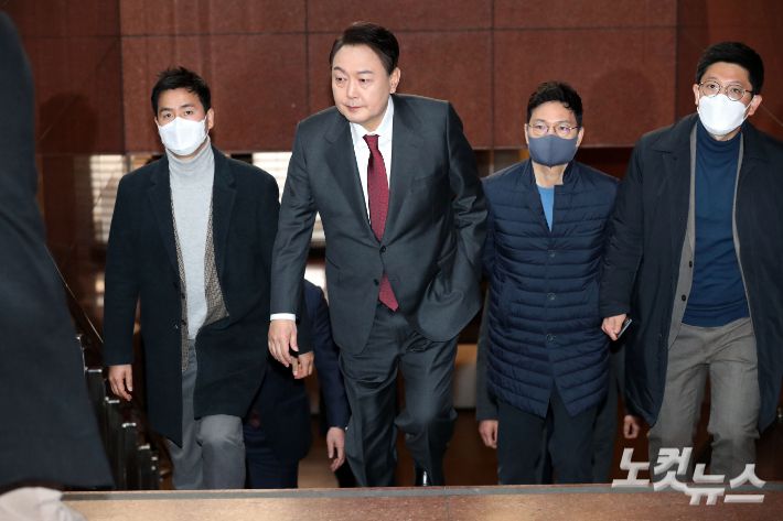 방송 광고촬영과 토론준비로 공개일정을 잡지 않은 국민의힘 윤석열 대선 후보가 20일 서울 중구의 한 방송사 스튜디오에서 광고 촬영을 위해 이동하고 있다. 황진환 기자