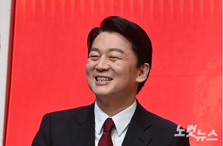 21일 오후 서울 마포구 MBC 미디어센터 공개홀에서 열린 중앙선거방송토론위원회 주관 제20대 대통령선거 후보 초청 1차 토론회에 앞서 안철수 국민의당 대선후보가 웃고 있다. 국회사진취재단