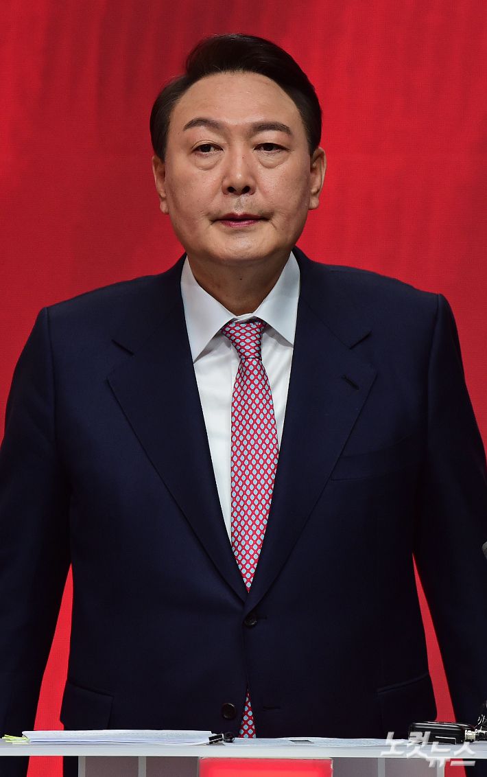 윤석열 국민의힘 대선 후보가 21일 서울 상암동 MBC에서 열린 중앙선거관리위원회 주관 첫 토론회에서 토론 준비를 하고 있다. 국회사진취재단